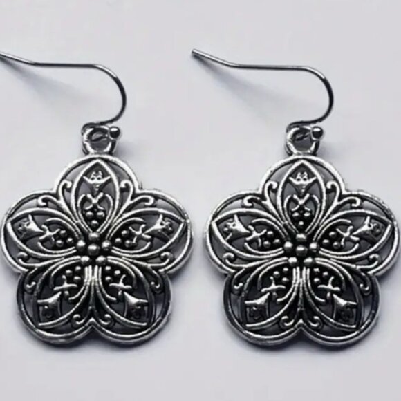 Vintage Intricate Floral Design Silver Electro-Plated Drop Dangle Earrings - Picture 2 of 3